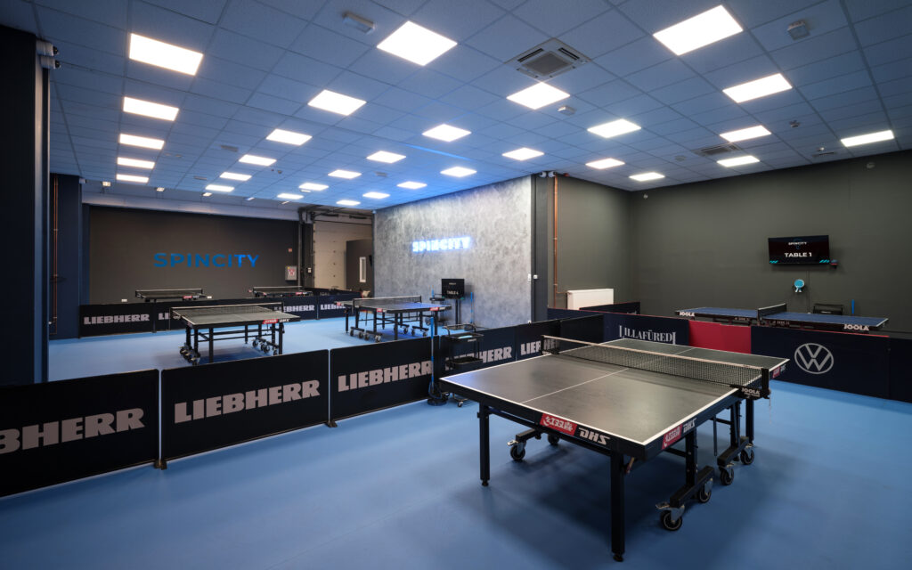 SPINCITY asztalitenisz terem Budapest – modern pingpong csarnok több asztallal