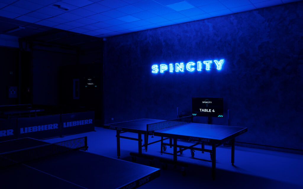 SPINCITY Budapest pingpong terem – kék neon felirat a falon