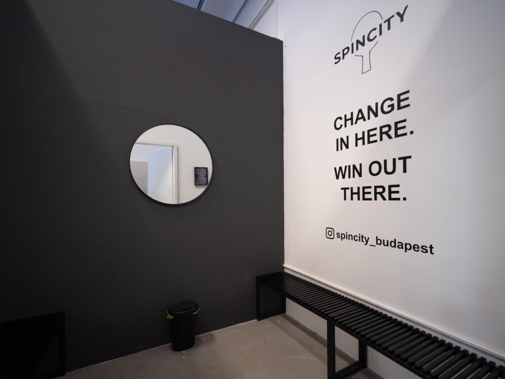 SPINCITY Budapest öltöző rész – motivációs fal szöveggel