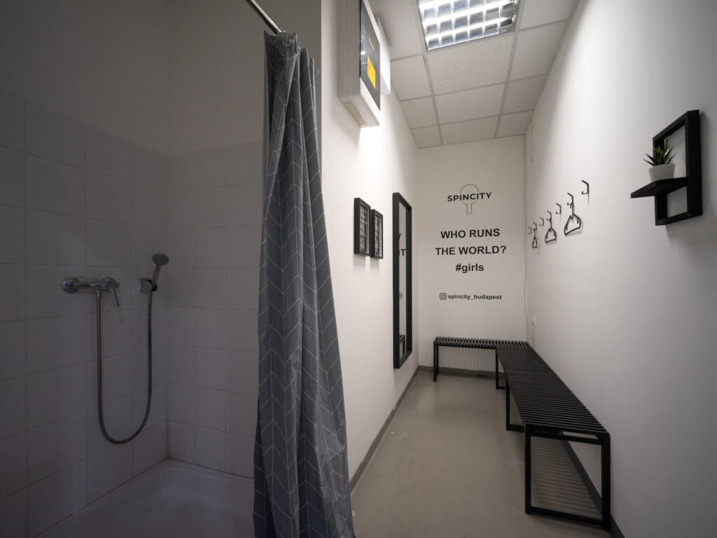 SPINCITY Budapest női öltöző zuhanyzóval és padokkal