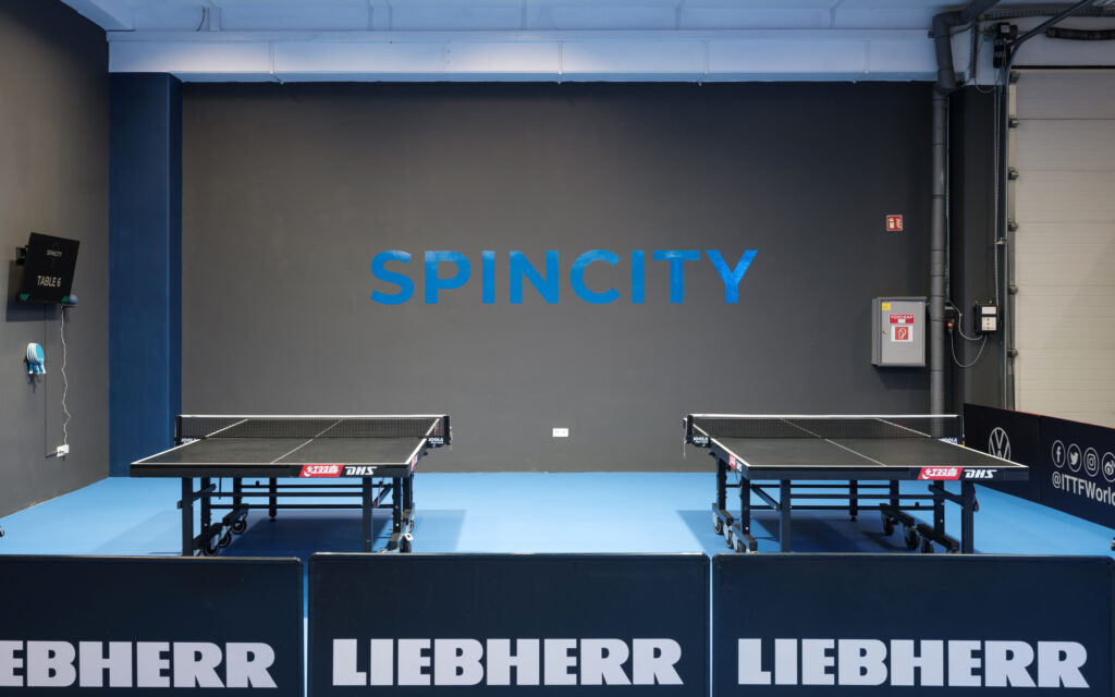 SPINCITY Budapest asztalitenisz terem – két pingpong asztal logó fallal